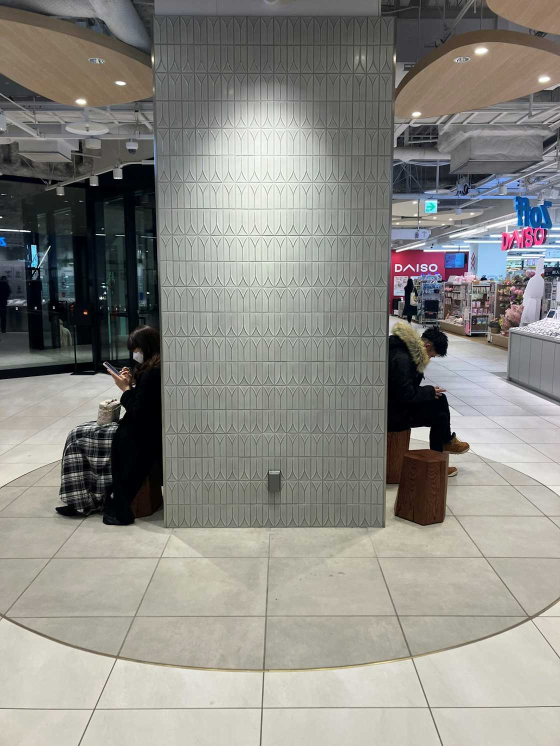 「2階」物販のポップアップに最適な、エスカレーター付近の通行量が多いイベントスペース