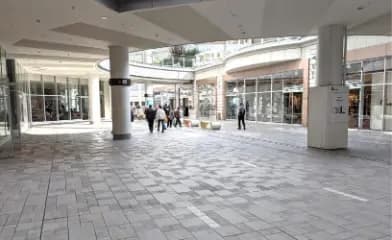 「⑧2F アーバンアベニュー」JR天王寺駅デッキからのメイン導線上にある通行量の多い屋外イベントスペース