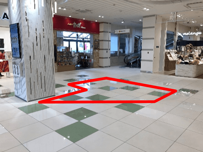 「②CENTER-2F インフォメーション前(東出入口周辺)」四方からの視認性が高い、物販催事やPRプロモーションにおすすめのイベントスペース2