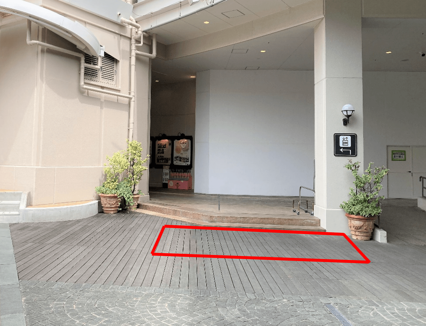 「⑧L通り Cスペース」各種プロモーションに最適なステージ近くのイベントスペース