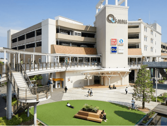 「⑫芝生広場」体験型イベントやワークショップ、展示イベントから大型ポップアップまで幅広く使える憩いのスペース1