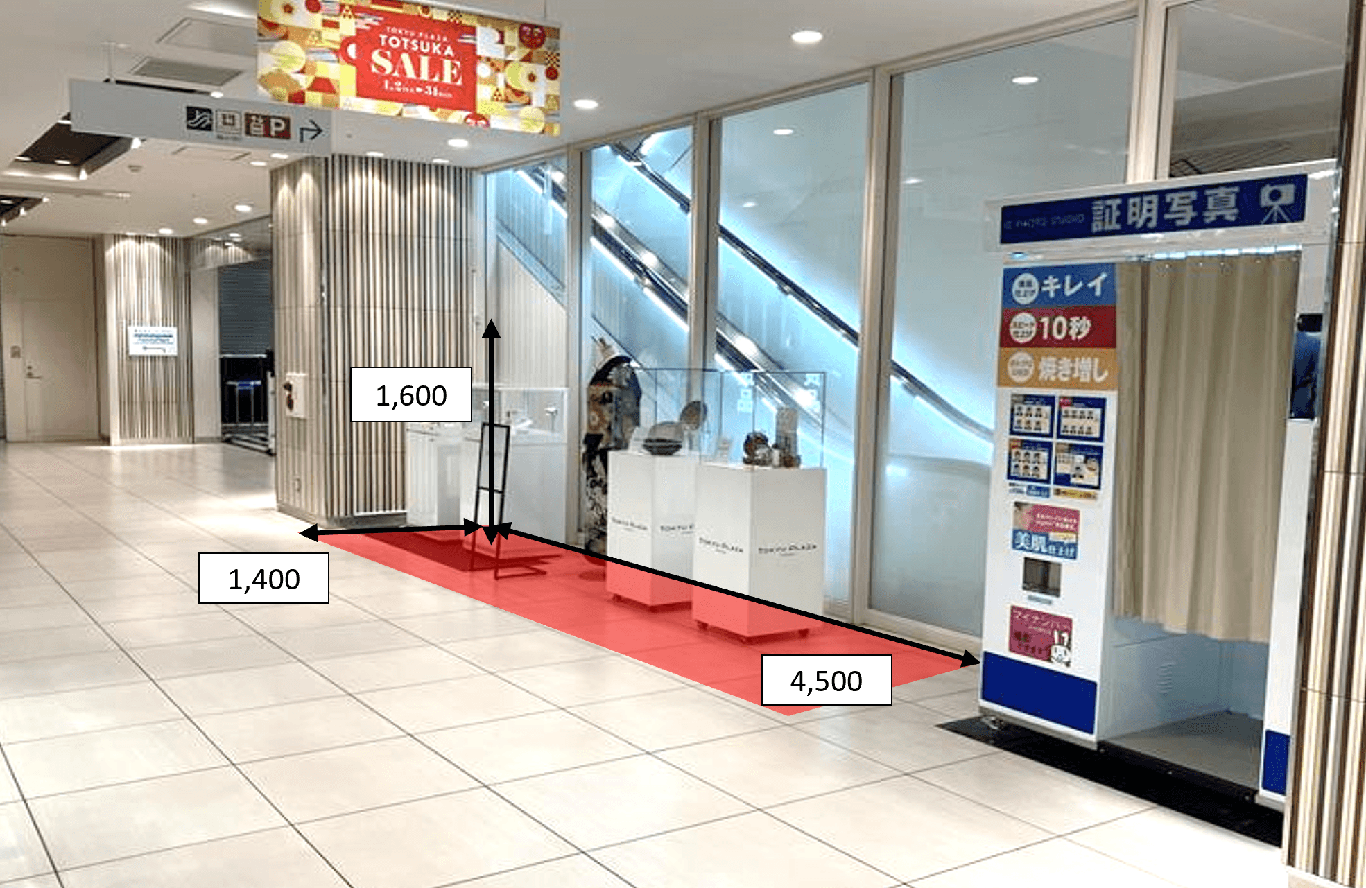 「②1F 下りエスカレーター横」ポップアップ、作品展示に適したコンパクトなイベントスペース