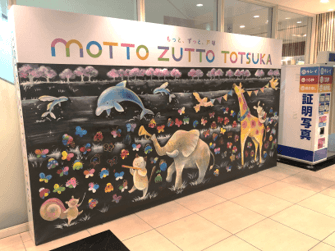 「②1F 下りエスカレーター横」ポップアップ、作品展示に適したコンパクトなイベントスペース1