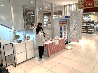 「②1F 下りエスカレーター横」ポップアップ、作品展示に適したコンパクトなイベントスペース2