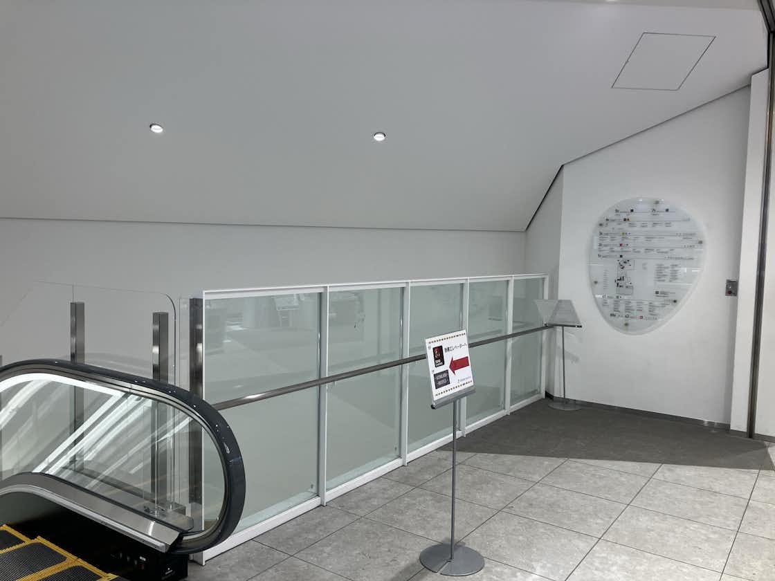 「1階」物販のポップアップに最適な、メイン入口近くの通行量が多いエスカレーター横イベントスペース1