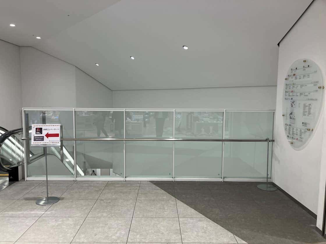 「1階」物販のポップアップに最適な、メイン入口近くの通行量が多いエスカレーター横イベントスペース