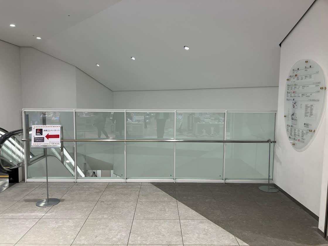 「1階」物販のポップアップに最適な、メイン入口近くの通行量が多いエスカレーター横イベントスペース