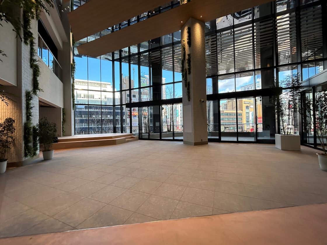 「3階屋内広場」大型ポップアップ、音楽・アーティストのステージイベントに最適なCOCONO SQUARE吹き抜けイベントスペース1