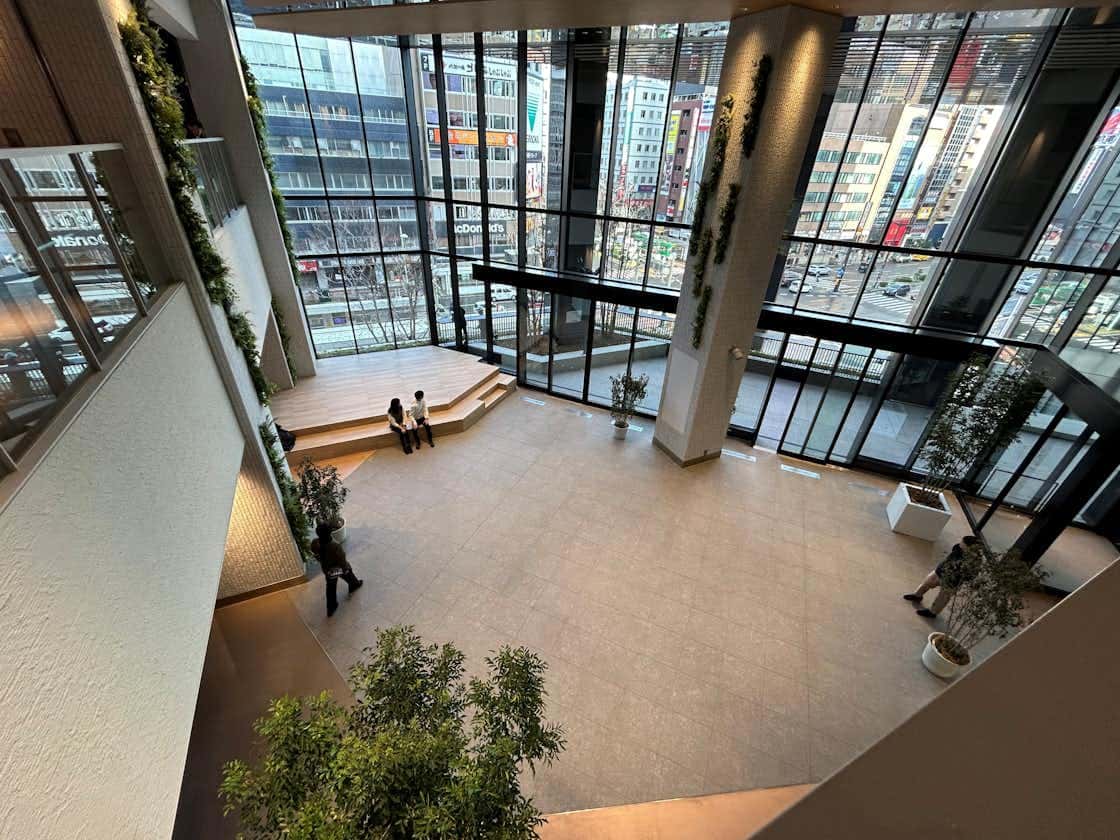 「3階屋内広場」大型ポップアップ、音楽・アーティストのステージイベントに最適なCOCONO SQARE吹き抜けイベントスペース