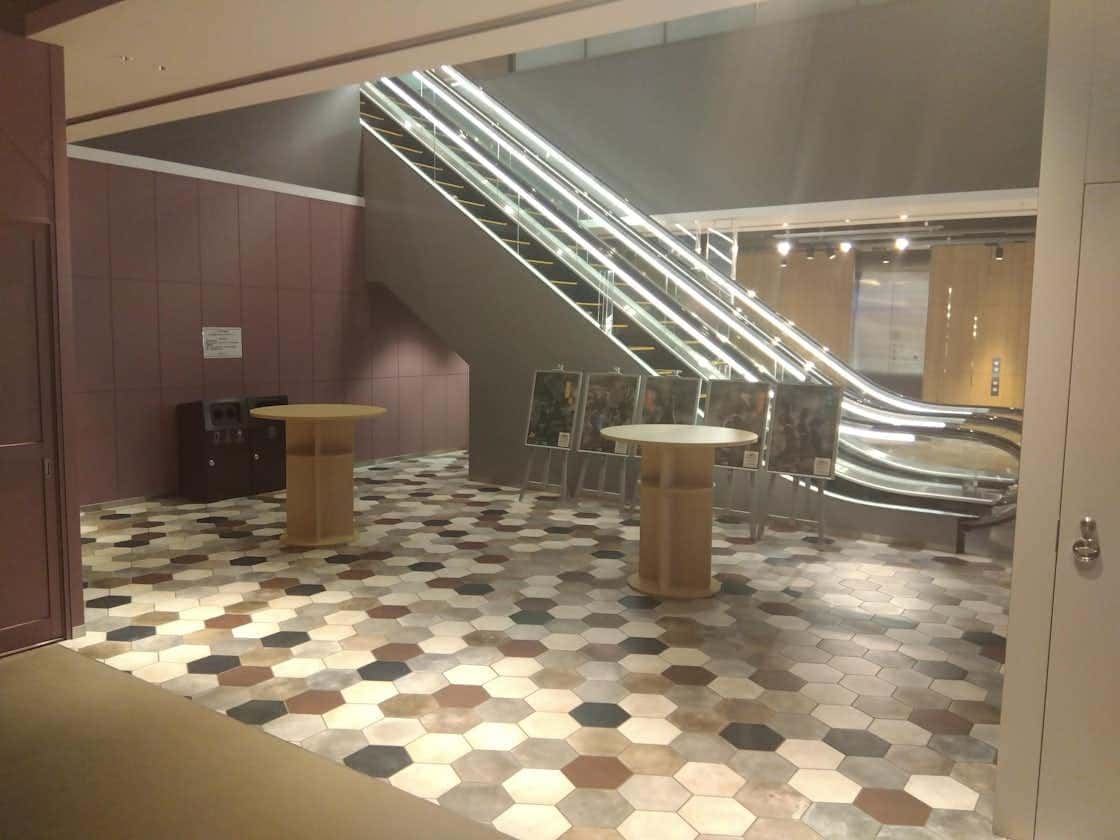 「4階」ポップアップや展示、プロモーションに最適な飲食フロア内エスカレーター横イベントスペース