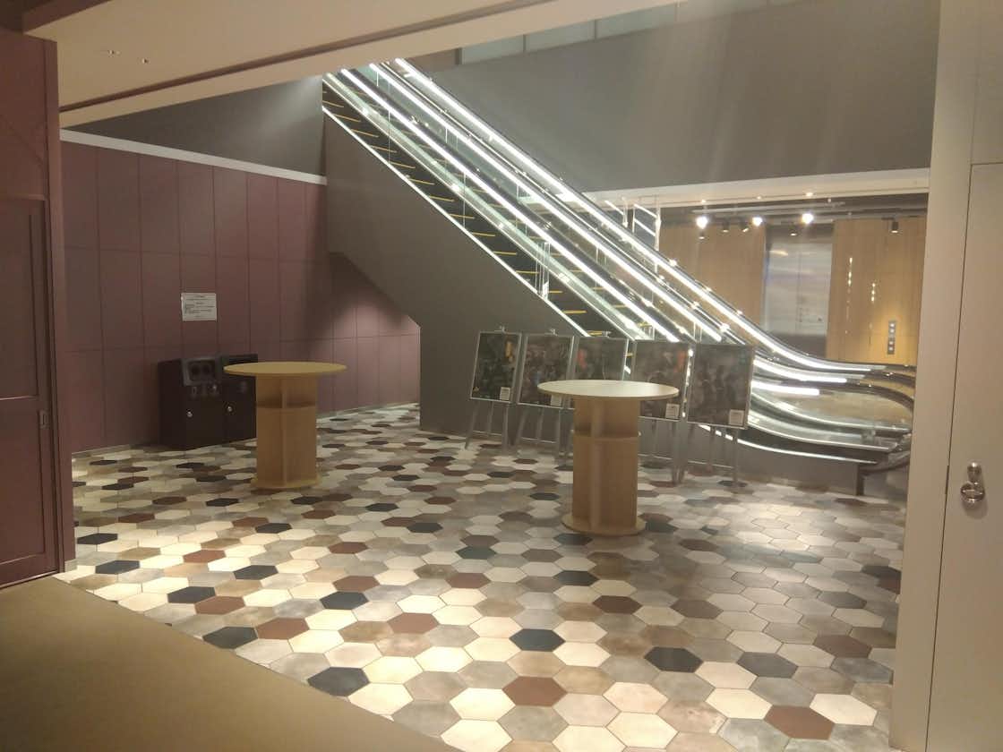 「4階」ポップアップや展示、プロモーションに最適な飲食フロア内エスカレーター横イベントスペース