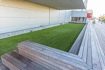 「シーサイド広場」音楽イベントや屋外教室などに利用可能な、メインフロアの芝生広場スペース