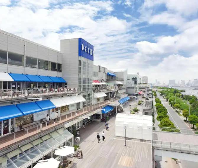 「センターデッキ」アウトドア型のパフォーマンス会場やイベント会場として最適な、全長100mの回遊客の多い通路スペース1