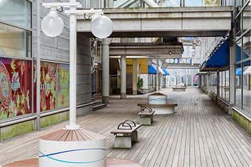 「センターデッキ」アウトドア型のパフォーマンス会場やイベント会場として最適な、全長100mの回遊客の多い通路スペース