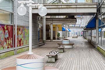 「センターデッキ」アウトドア型のパフォーマンス会場やイベント会場として最適な、全長100mの回遊客の多い通路スペース