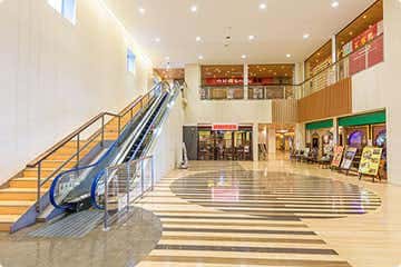 「レストラン広場」パフォーマンスイベントやプロモーションに適した、飲食フロア中心部エスカレーター横の視認性抜群なスペース