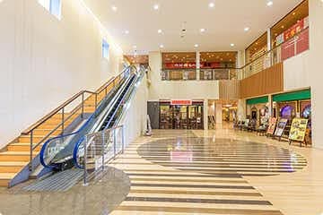 「レストラン広場」パフォーマンスイベントやプロモーションに適した、飲食フロア中心部エスカレーター横の視認性抜群なスペース