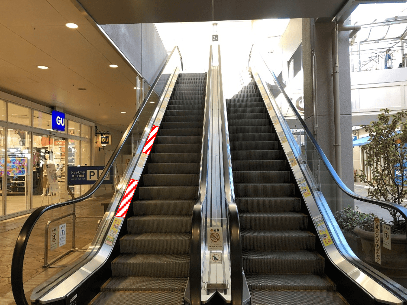 みのおキューズモール【メディア】「③EAST1・2・3(1~3階)エスカレーター」