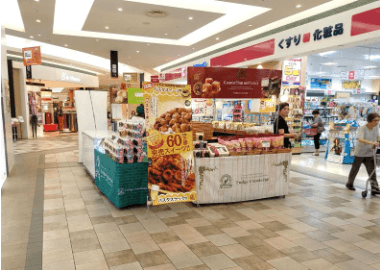 「③1F ココカラファイン前」食物販やポップアップストアに最適な、1階大型スーパー付近のトラフィックの多いイベントスペース1