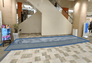「④1F ハニーズ前」物販や食物販のポップアップに最適な、1Fエスカレーター横のトラフィックの多いイベントスペース