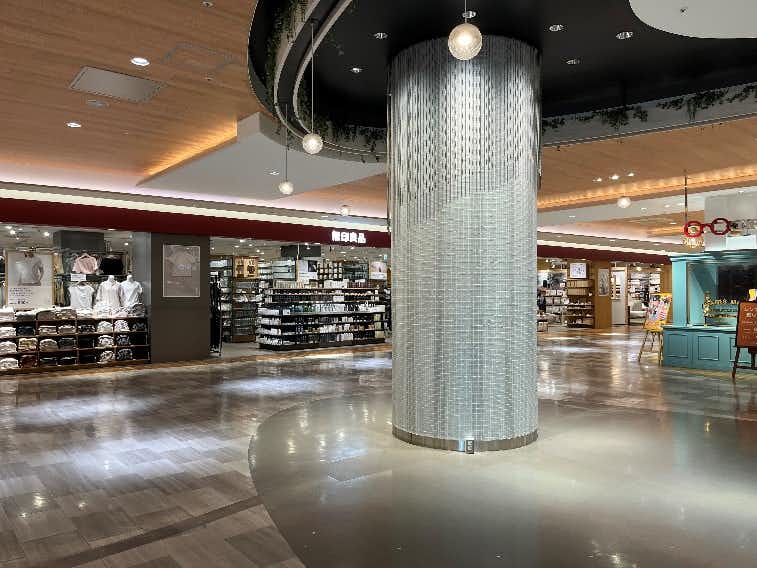 「2F-6区画(エントランス前)」プロモーションやポップアップストアに最適な、2階出入口付近の注目度の高いイベントスペース