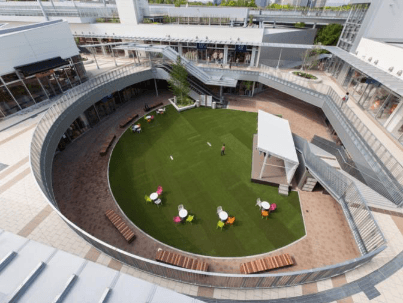 「①1F BASEパーク」大規模プロモーションや音楽イベント、展示会に利用可能な開放的な屋外の芝生広場スペース