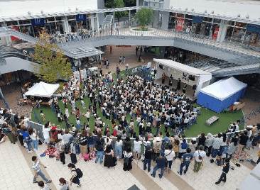 「①1F BASEパーク」大規模プロモーションや音楽イベント、展示会に利用可能な開放的な屋外の芝生広場スペース1