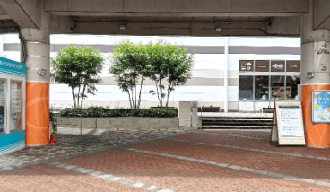 「②1F セントラルスクエア前中央(CS前中央)」屋根下で四方から通行客に視認されやすい食物販やPRプロモーション向けの人気イベントスペース