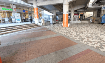 「③1F セントラルスクエア前 西(CS前 西)」食品スーパー出入口近くの食物販やキッチンカー、PRプロモーションに適したイベントスペース