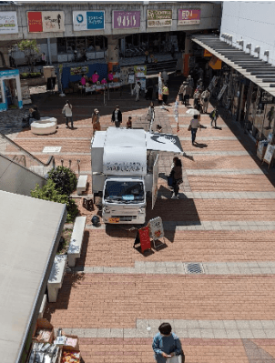 「④1F オーエスドラッグ前」エスカレーター横で通行量の多い、キッチンカー催事向けの屋外スペース1