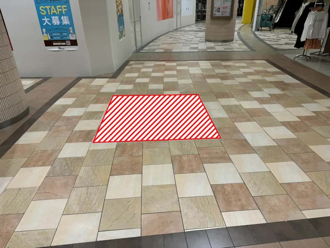 あまがさきキューズモール【メディア】「⑧‐aフロアシート(通路・出入口付近)」