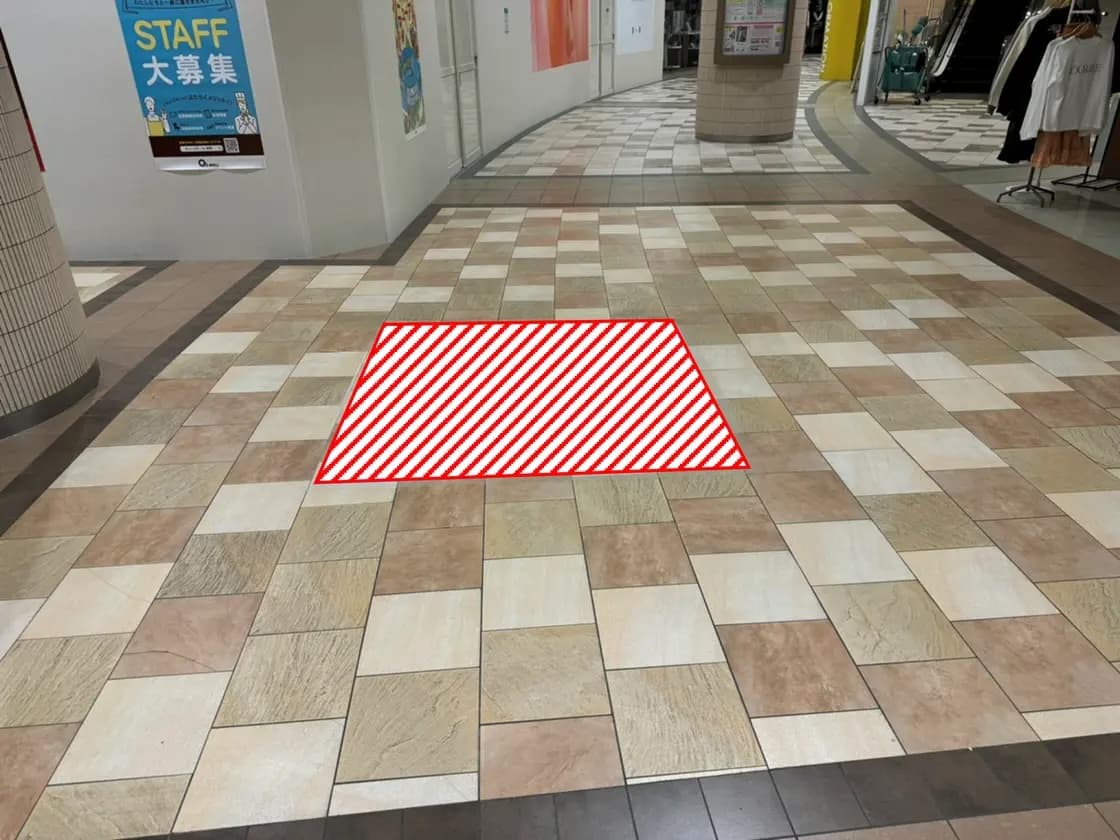 あまがさきキューズモール【メディア】「⑧‐aフロアシート(通路・出入口付近)」