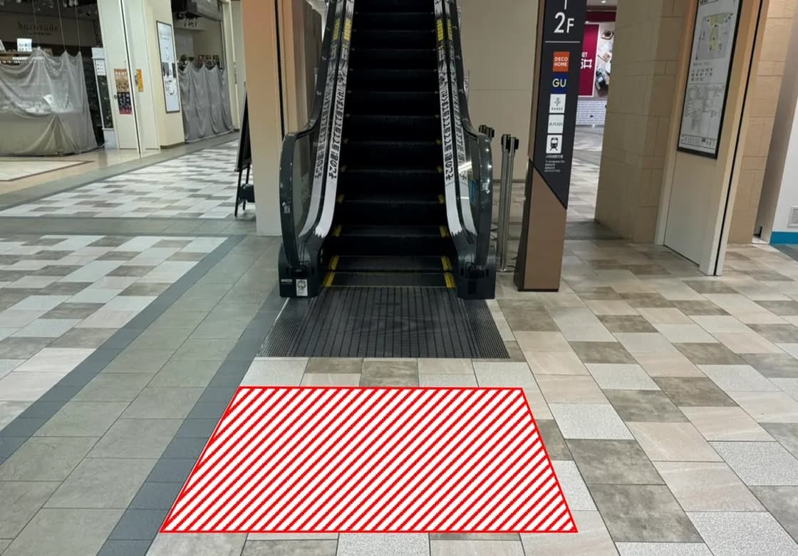 あまがさきキューズモール【メディア】「⑧‐bフロアシート(エスカレーター前)」