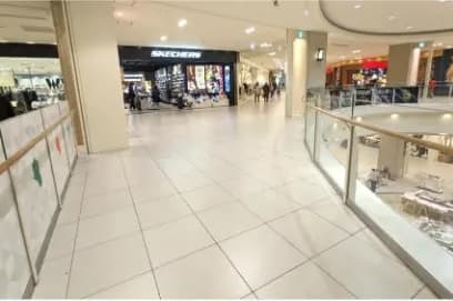 「④1F スケッチャーズ前」入口導線に近く視認性抜群!中規模のプロモーションやポップアップに最適なイベントスペース1