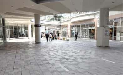 「⑧2F アーバンアベニュー」JR天王寺駅デッキからのメイン導線上にある通行量の多い屋外イベントスペース