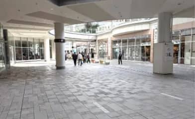 「⑧2F アーバンアベニュー」JR天王寺駅デッキからのメイン導線上にある通行量の多い屋外イベントスペース